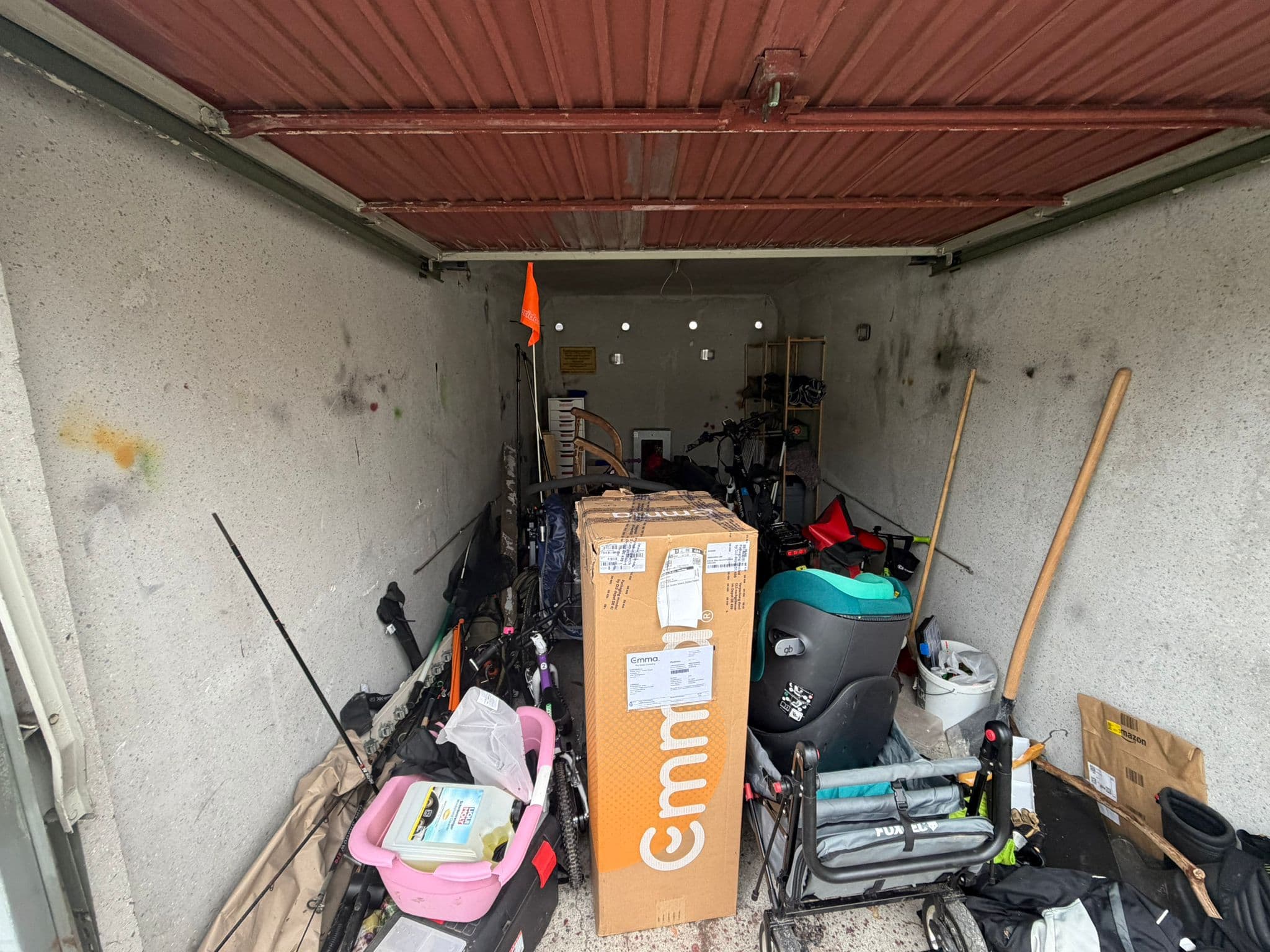 Vorher-Bild einer vollgestellten Garage bei einer Entrümpelung in Recklinghausen